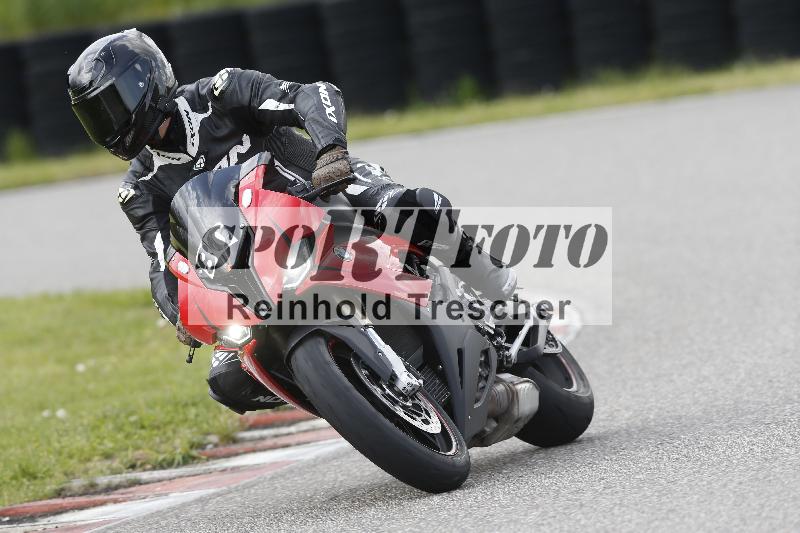 /Archiv-2025/09 22.04.2025 Cornu Master School ADR/rot-rouge/80